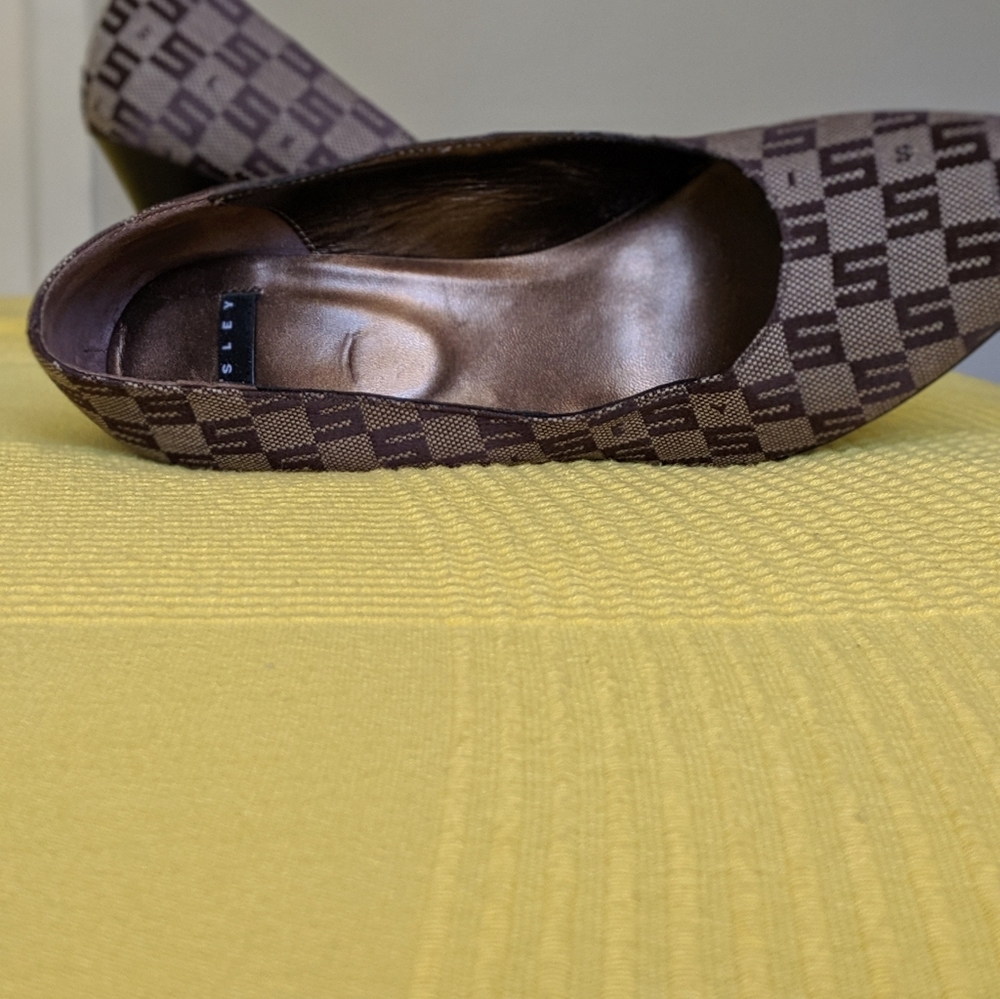 Shoes - Picture 2 of 5